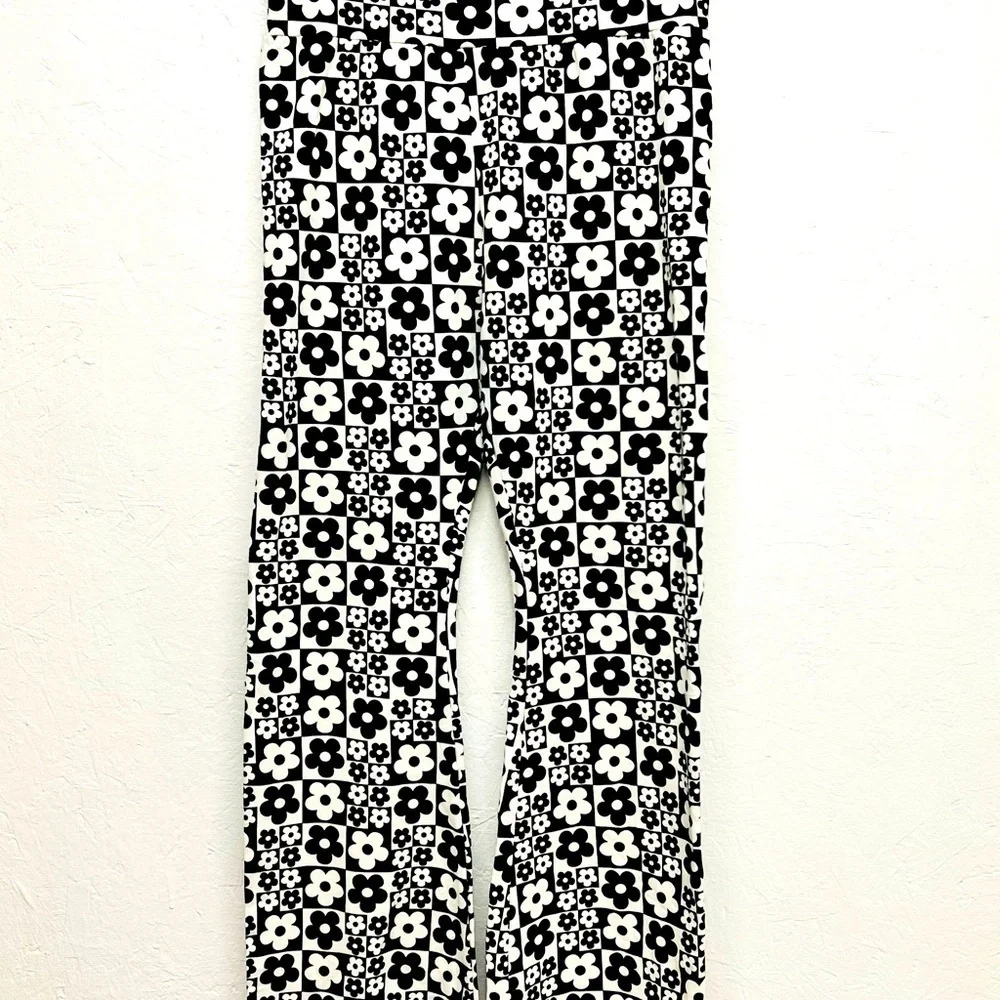 WILD Fable Black/ White Floral Check High Waistband Yoga Flare Pant-M - Picture 3 of 7